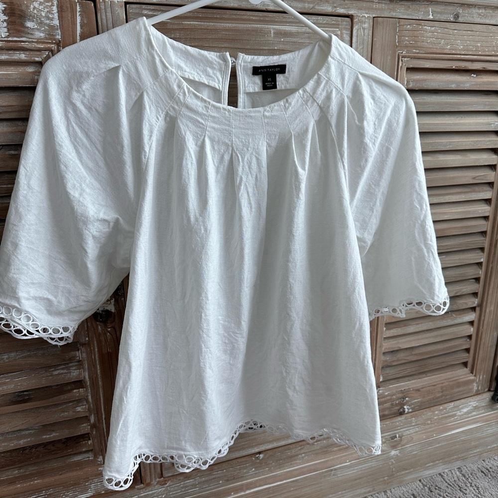 Ann Taylor White Peasant Linen Blouse with Flutter Sleeves Eyelet Trim (Size XS)